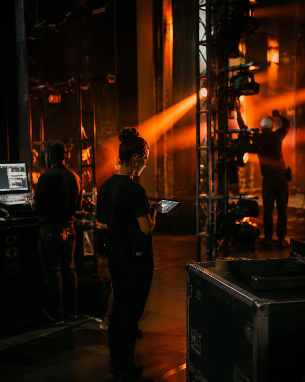 Equipo de producción trabajando detrás del escenario
